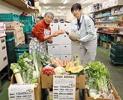 集まった農産物を齊藤さん（左）に受け渡した（長野県富士見町で）