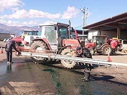 ブームスプレーヤ付トラクターを整備するメーカー整備担当者