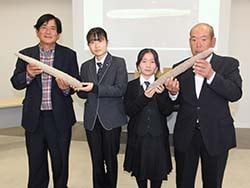 制作を担当した生徒（中央2人）と完成した種ナガイモの模刻を受け取る中川部会長（左）と中村副部会長（右）
