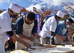 初めてそば打ちに挑戦する滝田さん