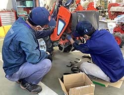 組み立て方を学ぶ生徒（右）