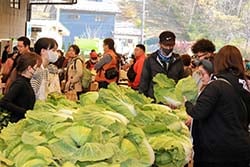 来場者でにぎわう野菜販売コーナー