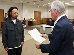 三村会長（同JA常務理事）から認定書を受ける丸山さん