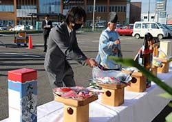 玉串奉奠を行い、感謝を込める山本部会長（2日、長野県松本市にて）