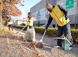 歩道の清掃を行う職員