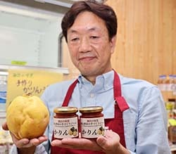 自ら製造した「手づくりかりんジャム」をPRする浜部会長