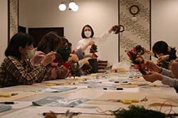 クリスマスリース作り教室の様子