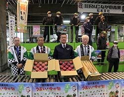 買参人や市場関係者に「サンふじ」「ナガイモ」をPRした