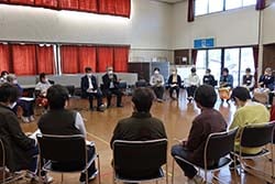 車座で意見交換する参加者