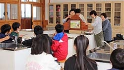 紙芝居を読み聞かせる女性会員ら