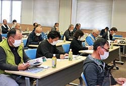 種苗会社の説明を聞く生産者