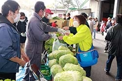 野菜を買い求める来場者（11月11日、御代田町・JA伍賀事務所野菜集送センターで）
