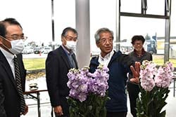 花の咲き具合などを審査する審査員ら
