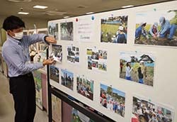展示を準備する長地営業所の職員