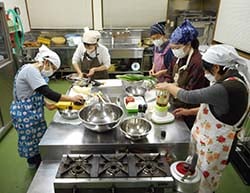 材料の野菜などの下準備を進める参加者