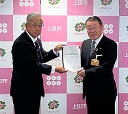 土屋陽一上田市長（右）に要望書を手渡す眞島実組合長