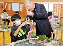 假屋崎さんから教わる児童