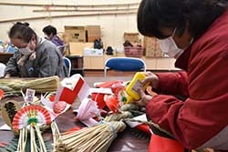 飾り作りに励むメンバーら（安曇野市穂高有明）