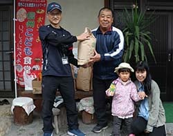 農産物を寄贈する青柳支所長（左）