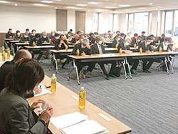 市場の代表者から説明を受ける生産者たち
