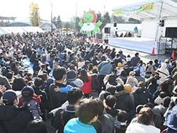 キャラクターショーに多くの来場客