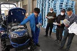 セルフチェックのポイントを真剣に学ぶ参加者（10日、長野県松本市）