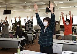 介護予防体操を行う参加者