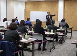 暴力団対策法などについて説明する横尾専務