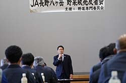 挨拶をする由井康委員長 
