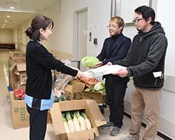 病院職員に青壮年部長・副部長が「農産物宝船」の経過報告と野菜を贈呈