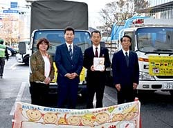 目録と食材を贈った贈呈式