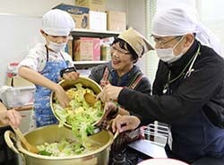協力しながら豚汁づくりに挑戦
