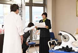 目録を読む倉島総支部長