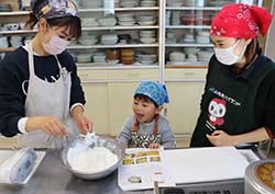 生クリームをホイップする参加者