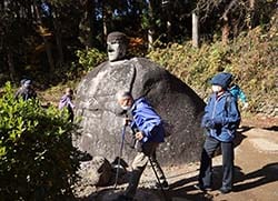 願い事を心で唱えながら「万治の石仏」の周りを3周する参加者