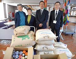 寄付品を前に