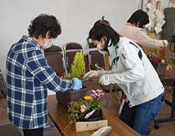 寄せ植えをする受講者