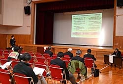 食料・農業・農村基本法について説明する小松主査