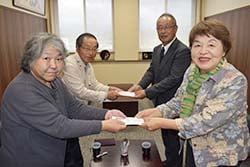 寄付を受け取る原代表と中村専務