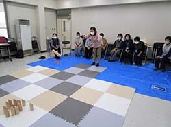 モルックを体験する参加者（長野県上田市で）