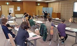 講師の話を熱心に聞く参加者