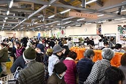 多くの来場者で賑わう店内