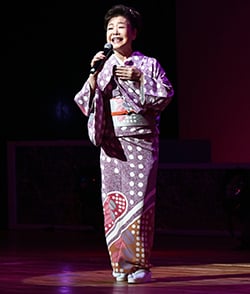 熱唱する中村美律子さん