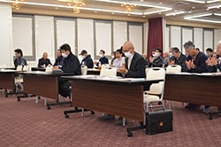 拍手にて議案が可決される様子