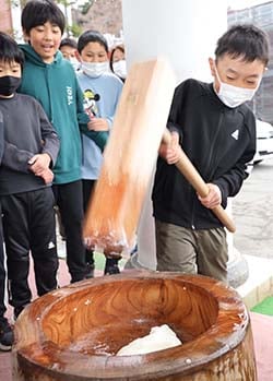 元気よく餅つきを行う児童