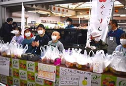 リンゴの購入を呼び掛ける児童（長野市穂保：アグリながぬま）