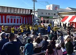多くの観客が集まったステージイベント