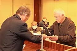 表彰を受ける中村さん（右）