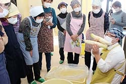 たくあんを漬け込むポイントを聞く参加者