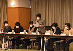 意見を伝える女性部員